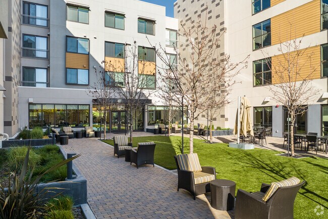 Central Courtyard - Ivy Park at Milpitas
