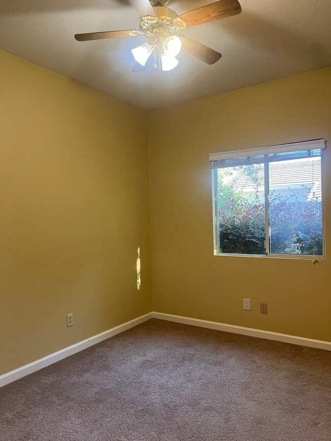 Building Photo - 3 Bedroom Charmer in West Roseville!