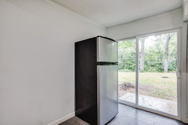 Building Photo - "Charming 2-Bedroom Duplex with Spacious 1,344 Sq Ft Living Space in Derby, KS!"