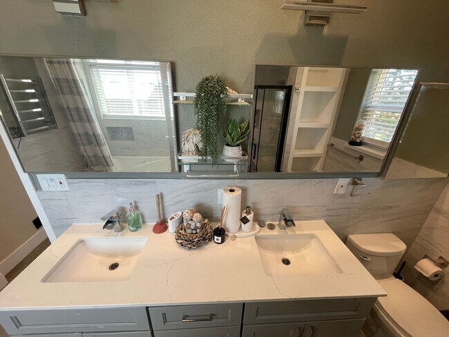 Building Photo - Magalia-2 bed 2 bath, second story duplex,...