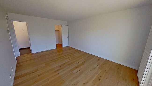 Building Photo - Spacious 3 bed / 3 bath in the More Mesa area