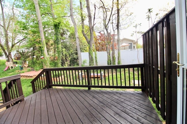 Building Photo - Large townhome with garage for rent in Taylor Springs!