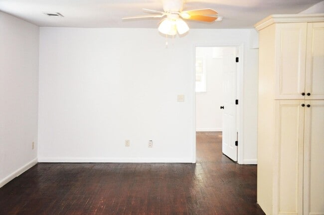 Building Photo - 35 Bogard St