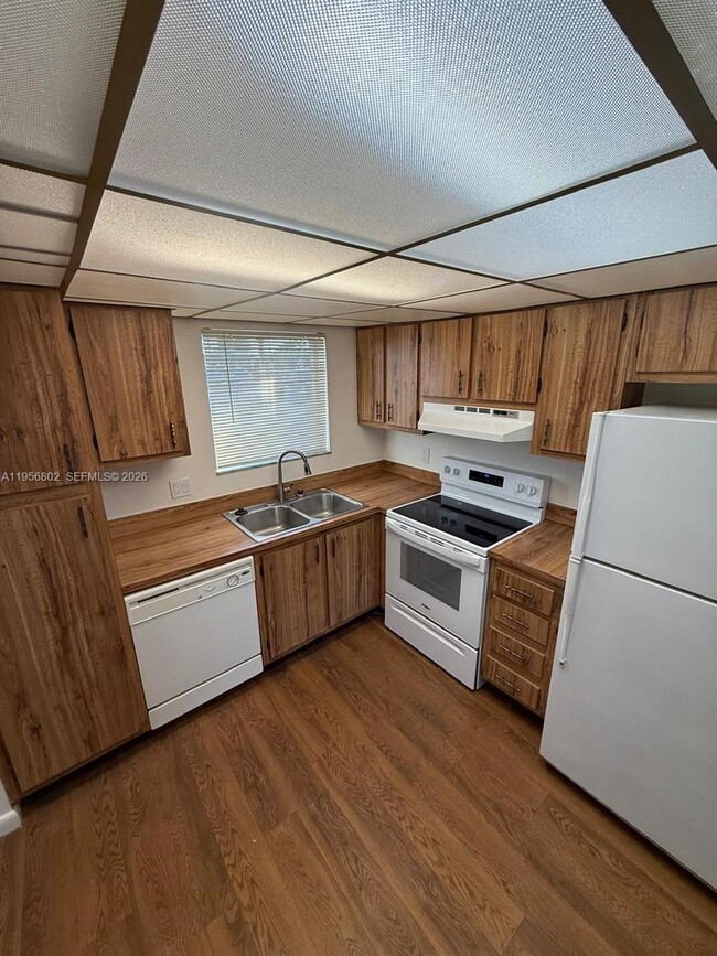 Building Photo - 400 Waterway Dr S