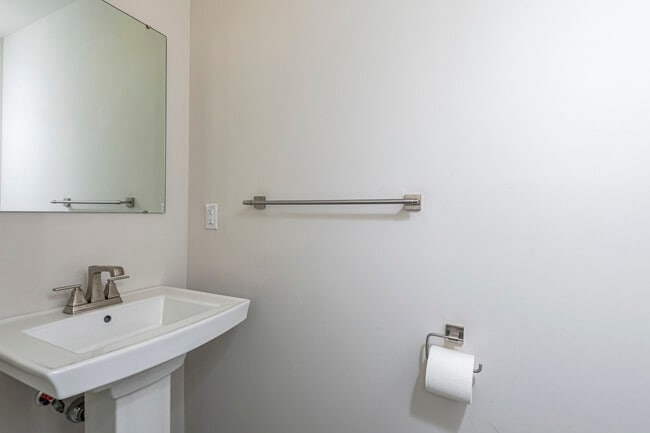 Building Photo - 2410 Lenox Dr