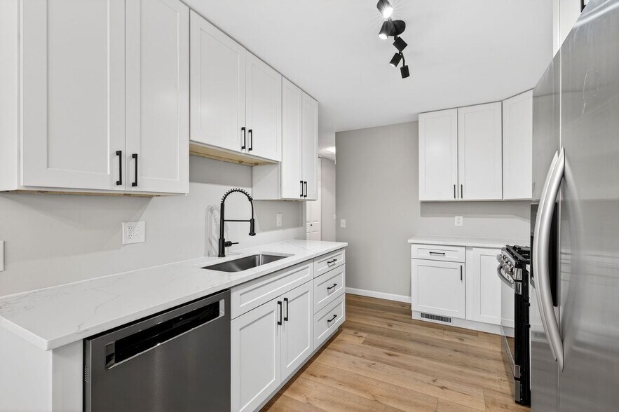 Building Photo - 5016 Fernhill Dr