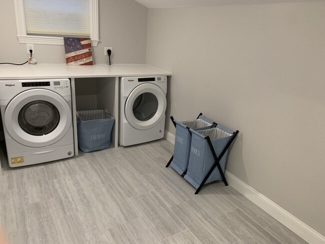 Building Photo - 27 Phillips St