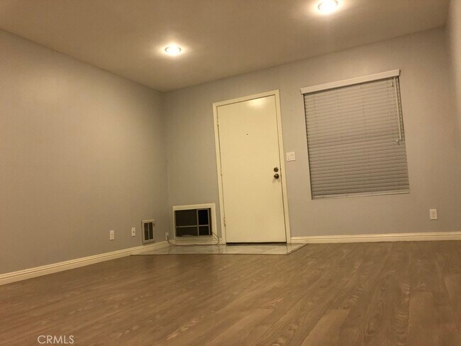 Building Photo - 21 Streamwood-