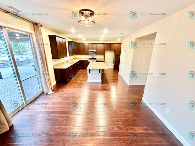 Building Photo - Spacious 4-Bedroom Gem in Somersett with S...
