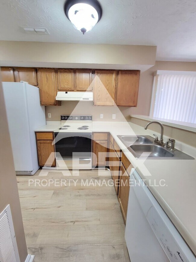 Building Photo - 3 Bed/ 2.5 Ba home w/Hardwood floors, Fire...