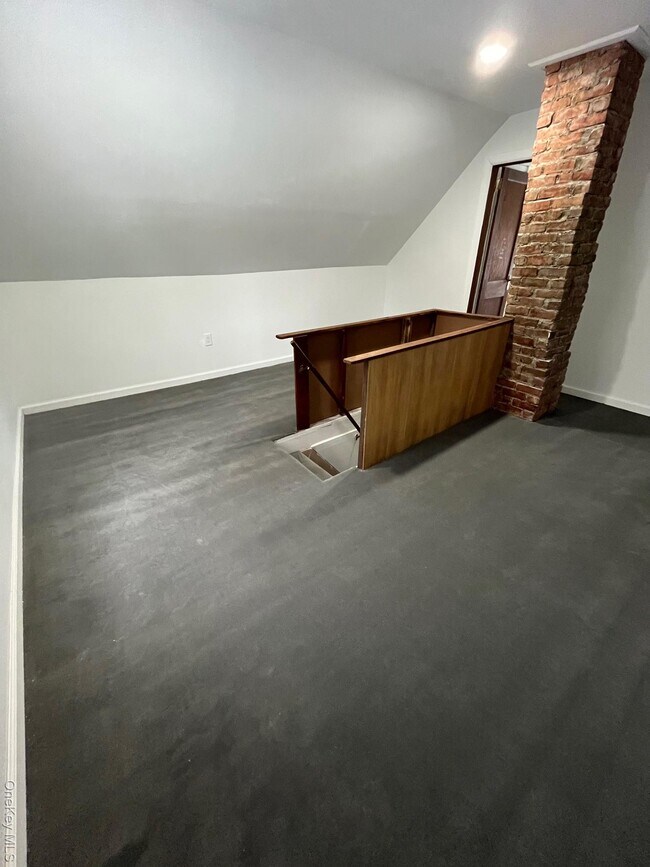 Building Photo - 5 Elm St