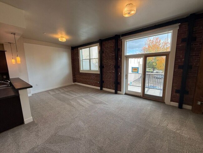 Building Photo - 160 Liberty St NE