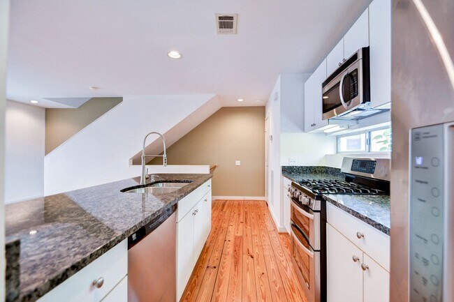 Building Photo - Open Floorplan 3-story Townhome in Midtown!