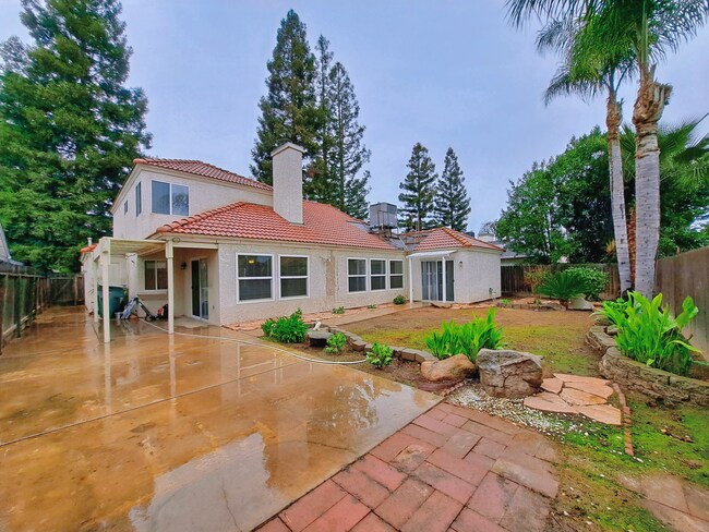 Building Photo - Stunning Large 4 Bedroom Home! Located Near Cedar & Nees!