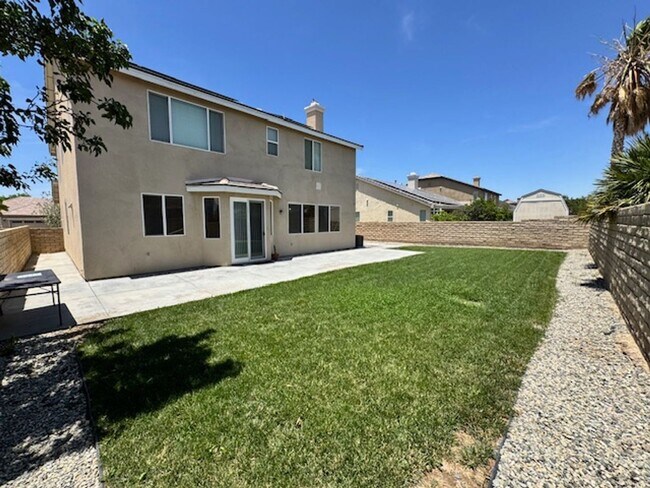 Building Photo - Gorgeous Westside 5 + 3 With Solar - $3800