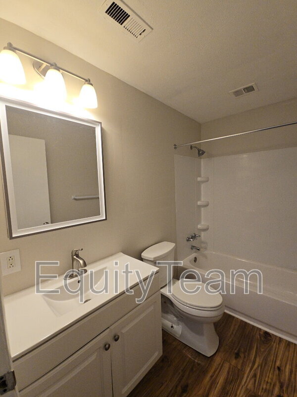 Building Photo - 204 N 10th St