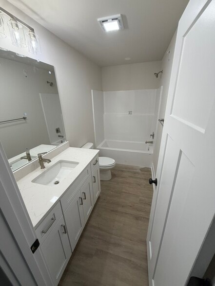 Building Photo - 1411 Greenview Dr