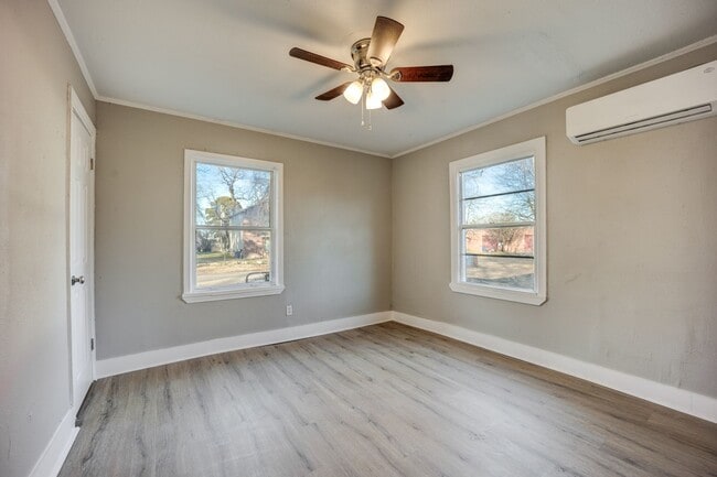 Building Photo - Freshly Updated 2 Bedroom House