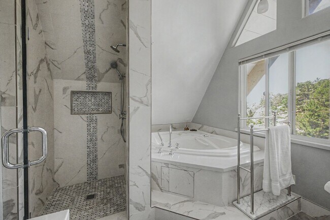 Building Photo - Luxury furnished retreat in Carmel Valley