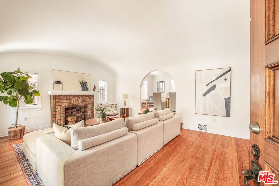Living area - 842 S Sycamore Ave