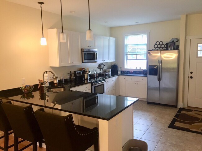 Building Photo - 2 Bedroom Home South Burlington Available 6/1