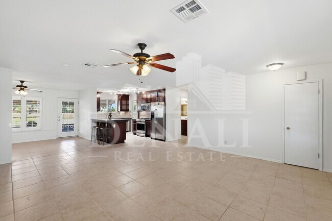 Building Photo - 10747 W Hope Dr