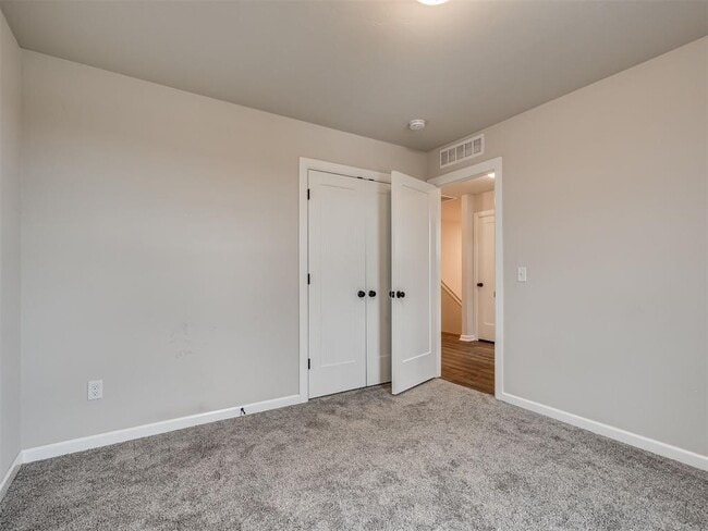 Building Photo - 915 Kings Canyon Rd
