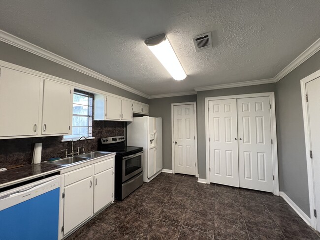Kitchen - 219 Atlanta Ave