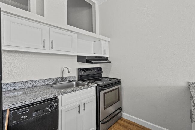 Building Photo - 7820 Seawall Blvd