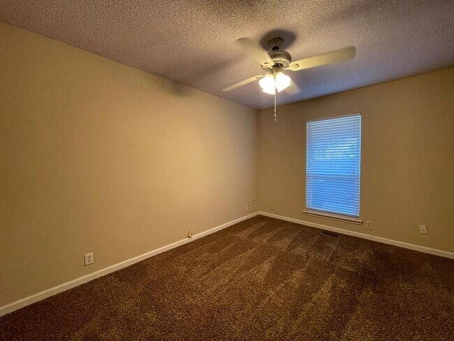 Building Photo - 4707 Hemlock Ln