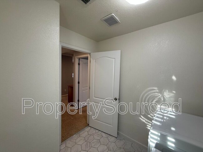 Building Photo - 16615 English Country Trail
