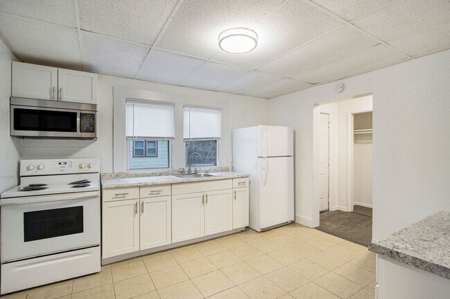Building Photo - 702 Fenimore Ave