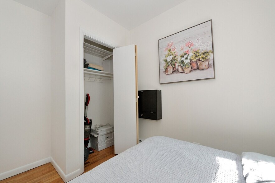 Building Photo - 356 W 37th St