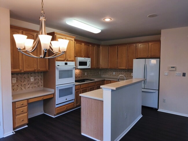 Building Photo - Exceptional End-Unit Townhome with Expansi...