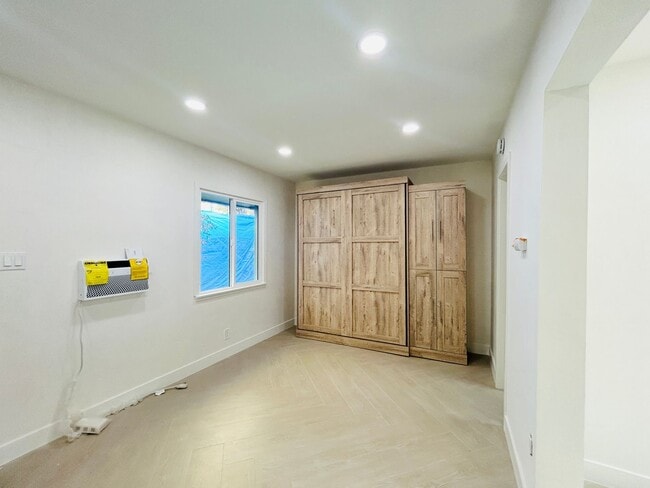 Building Photo - 633 Rose Ave