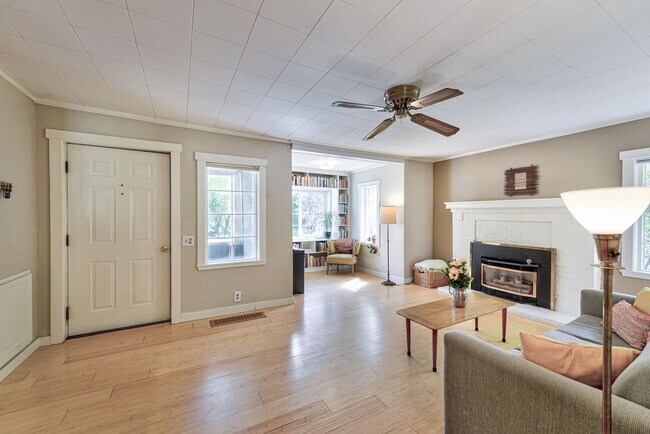 Building Photo - Beautiful Craftsman Bungalow on the edge of the Historic Fort Russell Dristrict