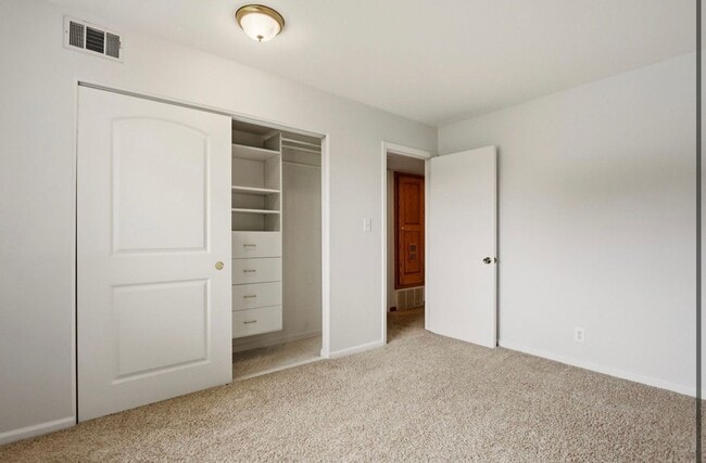 Building Photo - 2 Bedroom, 1.5 Bath Condo for Rent!