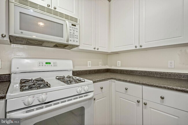 Building Photo - 2765 Centerboro Dr