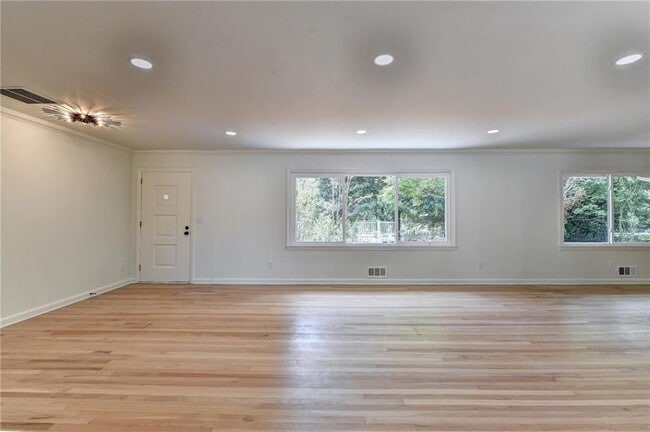 Building Photo - 6085 Glenridge Dr