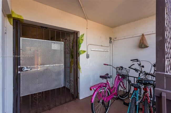 Building Photo - 2801 NE 33rd Ct