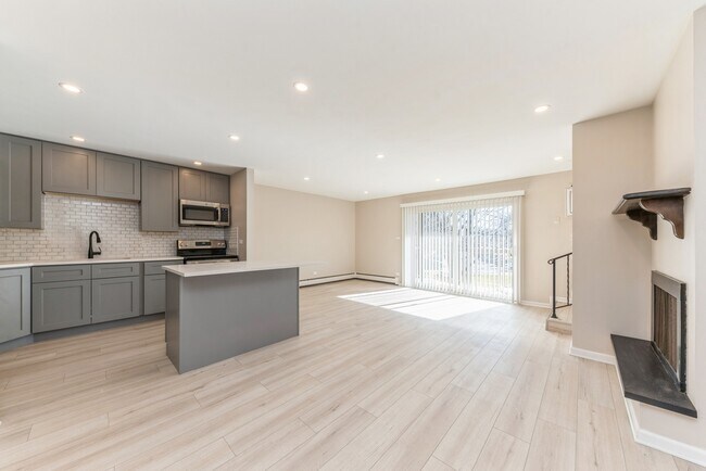 Building Photo - 751 S Dwyer Ave