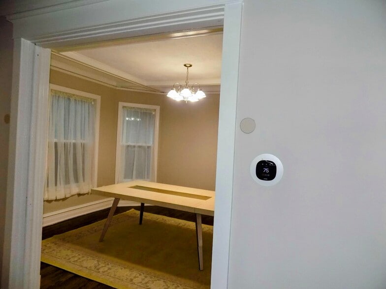 Building Photo - 434 N Pine Ave