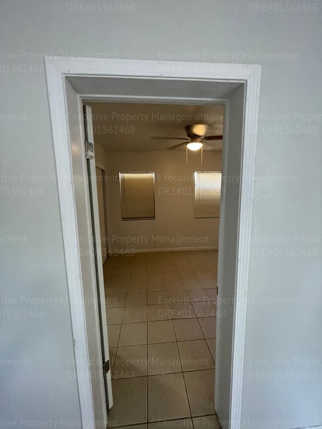 Building Photo - 1 bedroom 1 bathroom  back house with a pr...