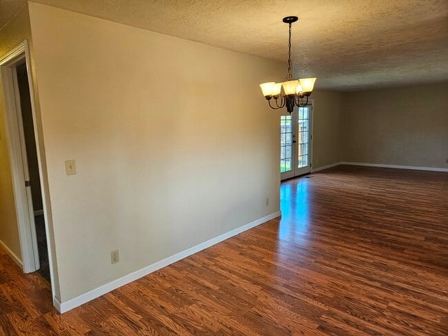 Building Photo - 3Bd/2Ba Single Story Home-For viewing!