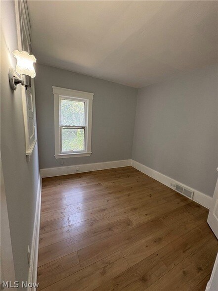 Building Photo - 946 E 79th St