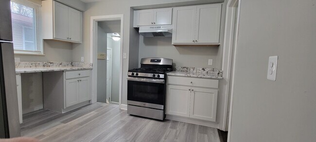 Building Photo - 9901 Yorkshire Rd