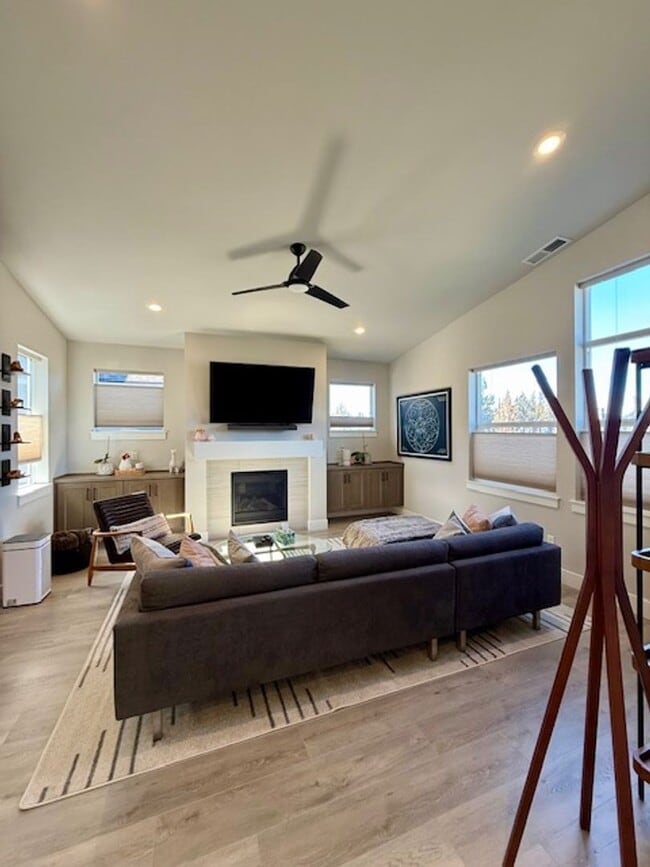 Building Photo - Beautiful Easton 3 Bedroom Home | Primary Suite on Main | Loft + A/C | Community Pools & Amenities