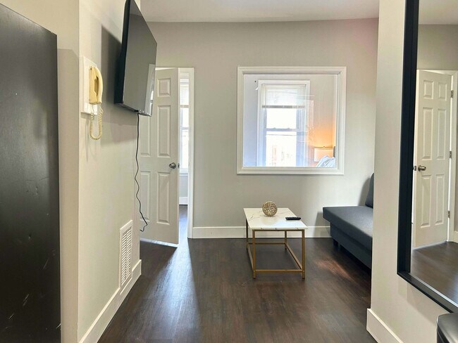 Building Photo - 128 Bainbridge St