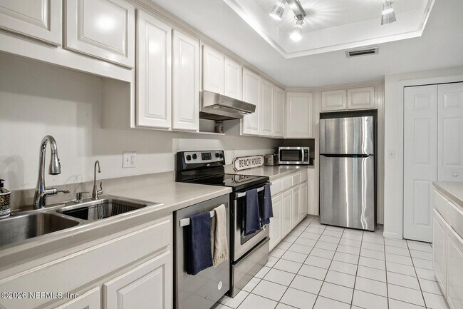 Building Photo - 8012 Hollyridge Rd