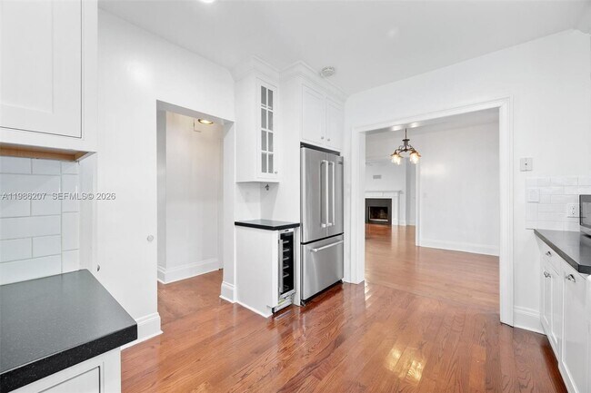 Building Photo - 285 NE 105th St